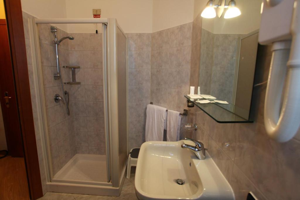 Hotel Lincoln Cinisello Balsamo Habitación foto